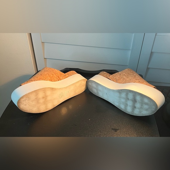 DKNY Cork Platform Slides Size 6 - Picture 6 of 7